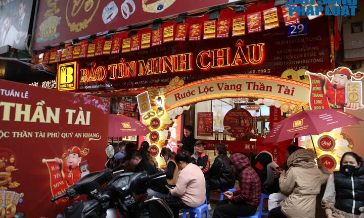Mặc áo mưa, xếp hàng xuyên trưa chờ mua bán vàng trước ngày vía Thần Tài