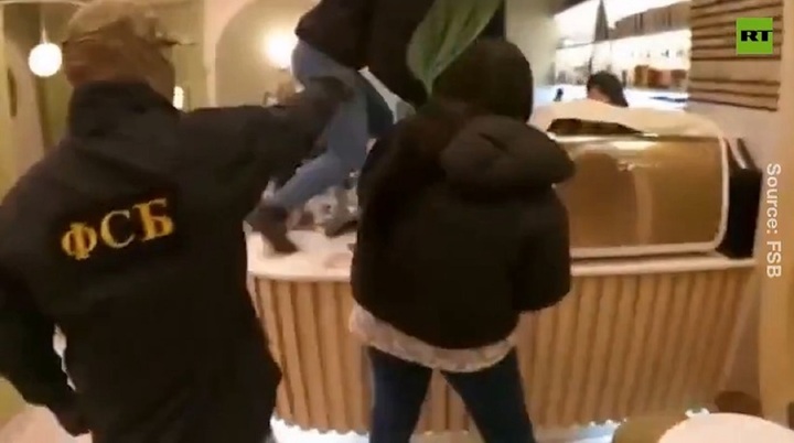 Clip: Cận cảnh màn bắt giữ nữ điệp viên âm mưu tấn công khủng bố tại Nga như trong phim hành động