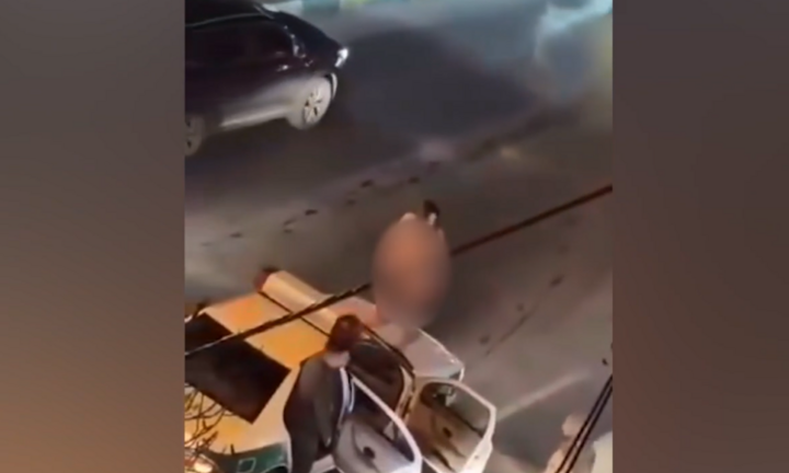 Clip: Choáng váng cảnh người phụ nữ không mặc đồ đứng hét trên mui xe cảnh sát