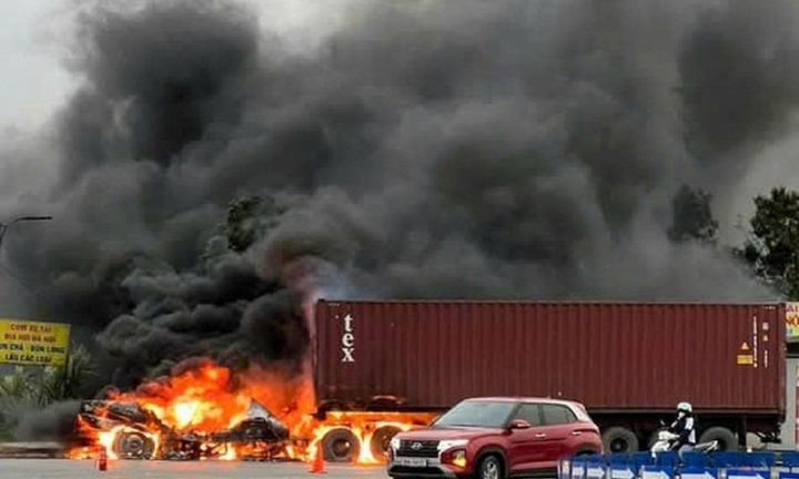 Clip: Xe đầu kéo đang đi lên cầu bất ngờ cháy ngùn ngụt, khói đen bốc lên 