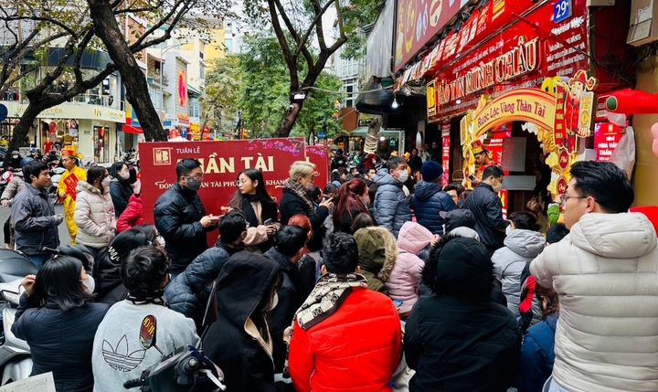 Người dân nô nức đi mua vàng dù giá cao chót vót, có khách