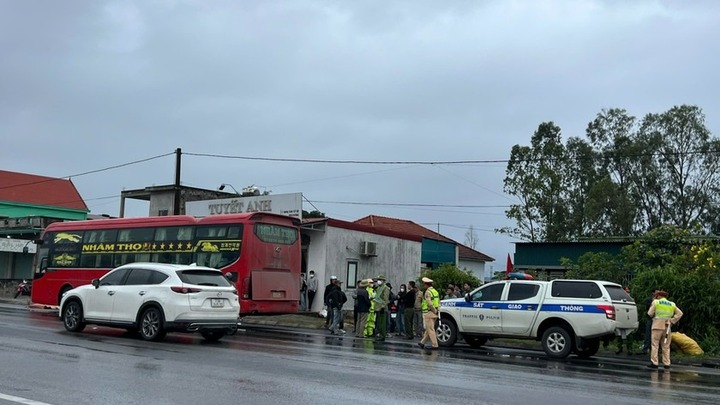 Tin tức tai nạn giao thông mới nhất ngày 8/2: Va chạm với xe khách, người đàn ông tử vong