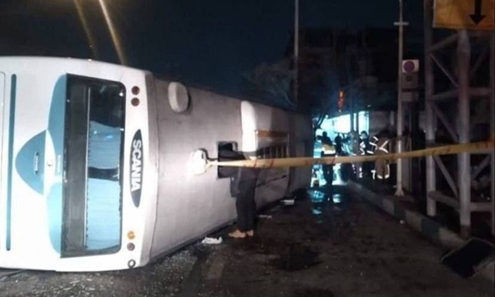 Clip: Xe buýt chở học sinh bất ngờ bị lật, 6 người tử vong