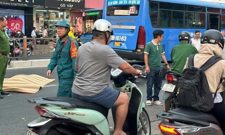 Tai nạn liên hoàn ở TP.HCM, tài xế xe ôm công nghệ bị xe buýt cán tử vong
