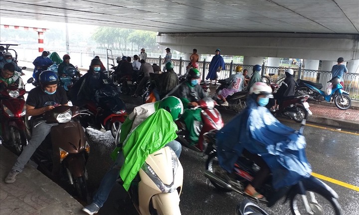 Thông tin “dừng xe mặc áo mưa bị phạt 14 triệu” là thiếu chính xác