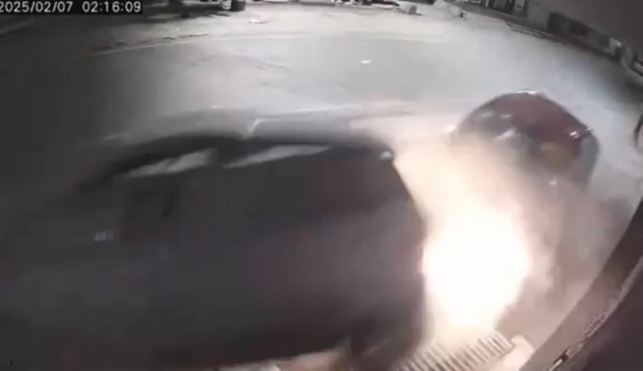 Clip: Thót tim cảnh ô tô chạy tốc độ cao hất văng xe Hyundai i10 đỗ bên đường