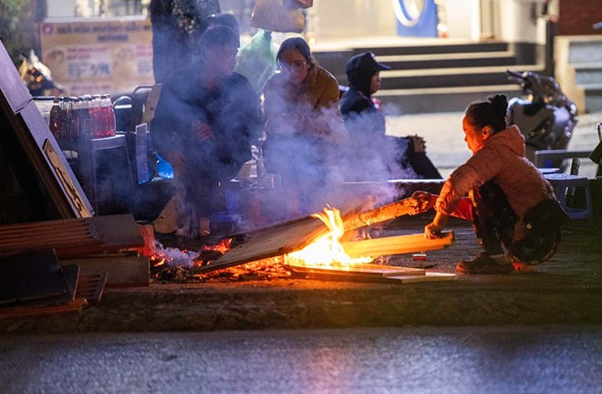 Đốt lửa, củi trên vỉa hè có thể bị truy cứu trách nhiệm hình sự nếu gây hậu quả nghiêm trọng