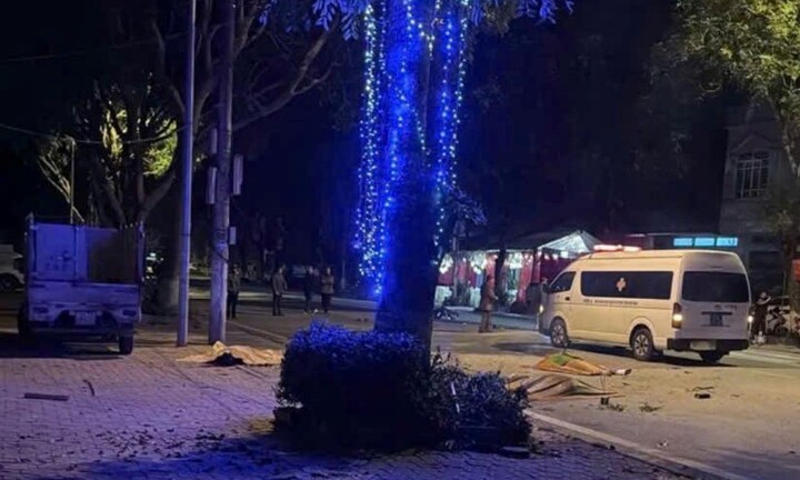 Vụ xe máy kẹp 3 lao vào gốc cây, 3 người tử vong: Camera ghi lại gì?