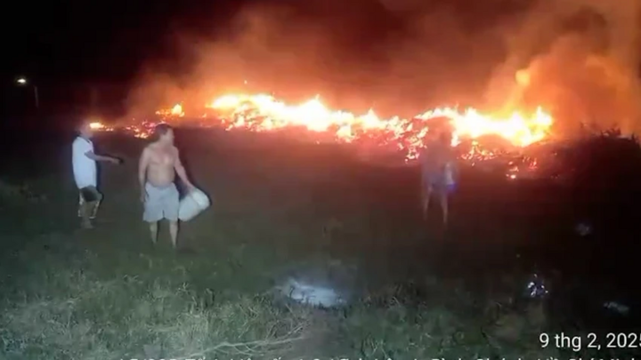 Clip: Bãi rác tự phát bốc cháy ngùn ngụt đe dọa khu dân cư ở Bình Chánh