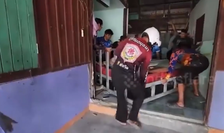 Clip: Gần 10 thanh niên hợp sức, chật vật đưa người phụ nữ nặng 300kg đến viện