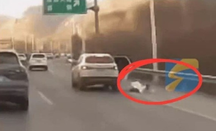 Clip: Tài xế quên khóa cửa, bé trai bất ngờ rơi khỏi ô tô giữa đường cao tốc