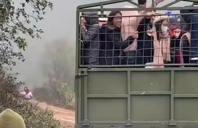 Công an làm việc với tài xế chở đoàn khách đứng trên thùng xe để 