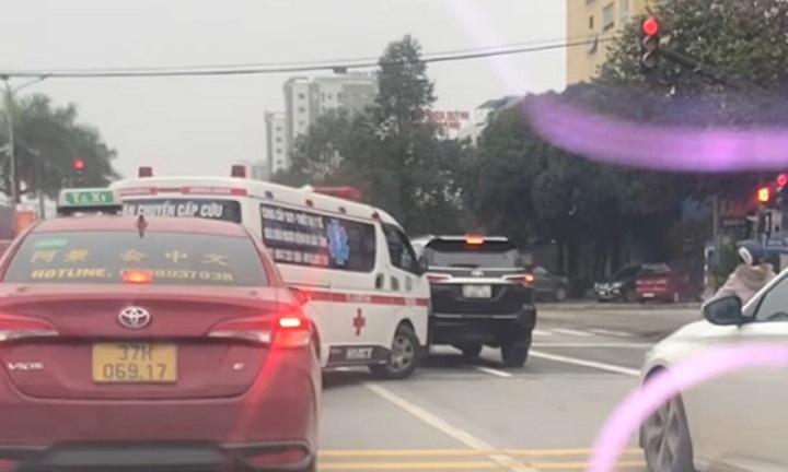 Clip: Xe ô tô con nhất quyết không chịu vượt đèn đỏ tại ngã tư, bỏ mặc xe cấp cứu hú còi phía sau 