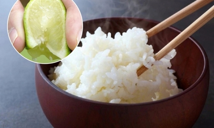 Vắt vài giọt nước cốt chanh vào nồi cơm trước khi nấu có tác dụng gì?