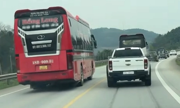 Clip: Thót tim cảnh xe khách vượt ẩu trên cao tốc Nội Bài - Lào Cai
