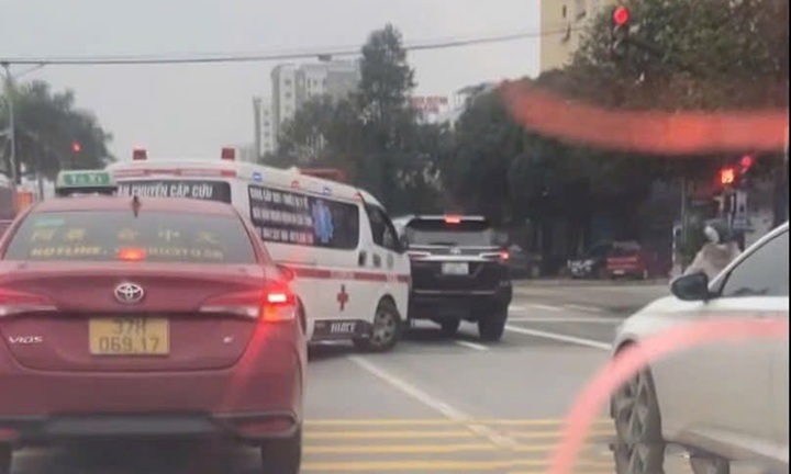 Vụ ô tô 7 chỗ nhất quyết không chịu vượt đèn đỏ, bỏ mặc xe cấp cứu hú còi phía sau: CSGT nói gì?