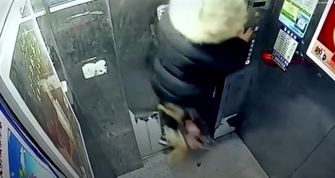 Clip: Đứng tim cảnh người phụ nữ bất ngờ bị treo lơ lửng trong thang máy 