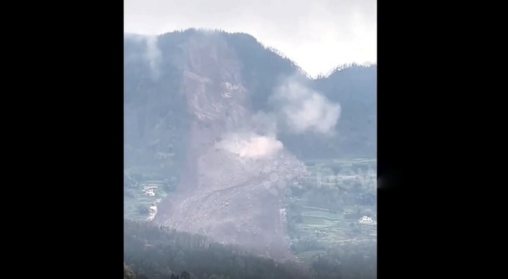 Clip: Lở đất kinh hoàng vùi lấp ngôi làng, 28 người mất tích