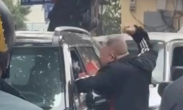 Clip: Người đàn ông dùng nắm đấm 