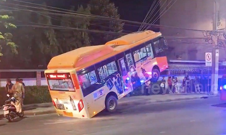 Clip: Xe buýt bất ngờ 