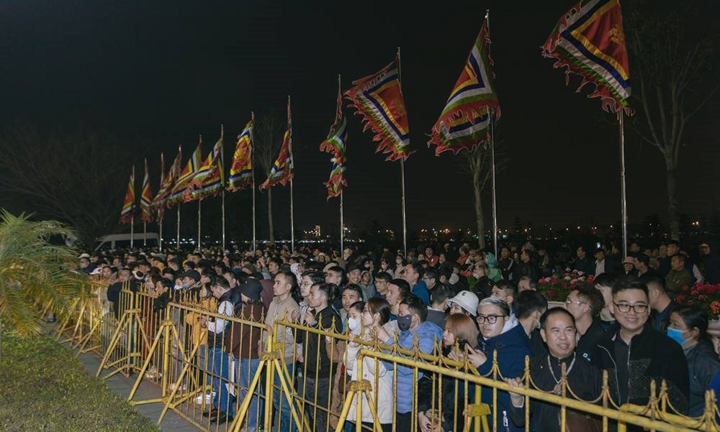 Dòng người chen chân chờ xin ấn lộc trong đêm Khai ấn đền Trần ở Nam Định