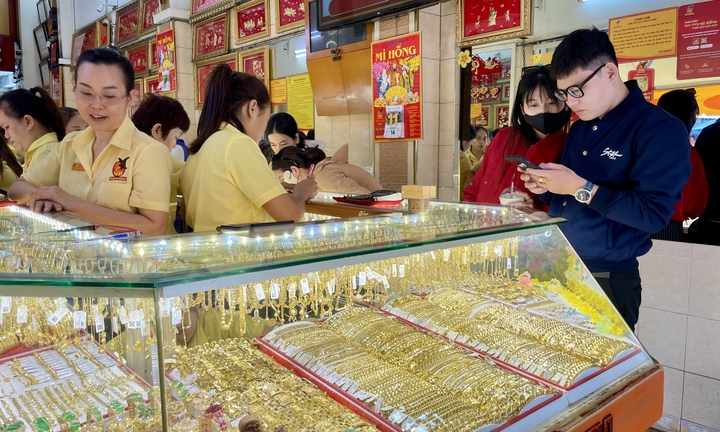 Giá vàng chiều nay (12/2): Vàng miếng SJC, nhẫn trơn giảm sâu sau khi liên tục lập đỉnh 