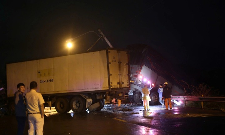 Tai nạn liên hoàn giữa 3 xe tải ở Bình Định, 5 người bị thương