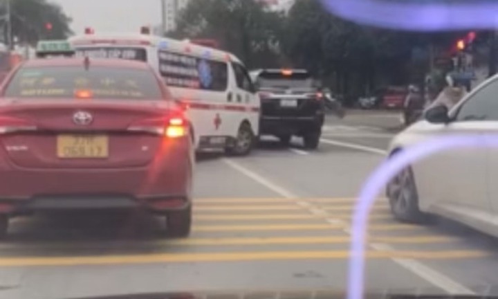 Vụ xe ô tô con nhất quyết không chịu vượt đèn đỏ, bỏ mặc xe cấp cứu hú còi phía sau: Thông tin bất ngờ