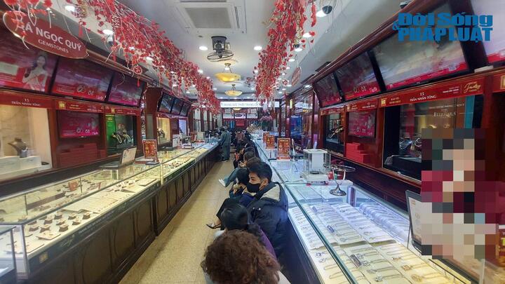 Giá vàng giảm sâu ngày Rằm tháng Giêng, người dân tranh thủ giờ nghỉ trưa xếp hàng chờ giao dịch