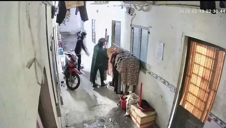 Clip: Cận cảnh hai tên trộm liều lĩnh đột nhập dãy trọ, dùng mánh khóe tinh vi để lấy cắp xe máy