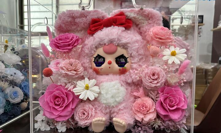 Quà tặng bắt trend hút khách, hoa kèm Baby Three