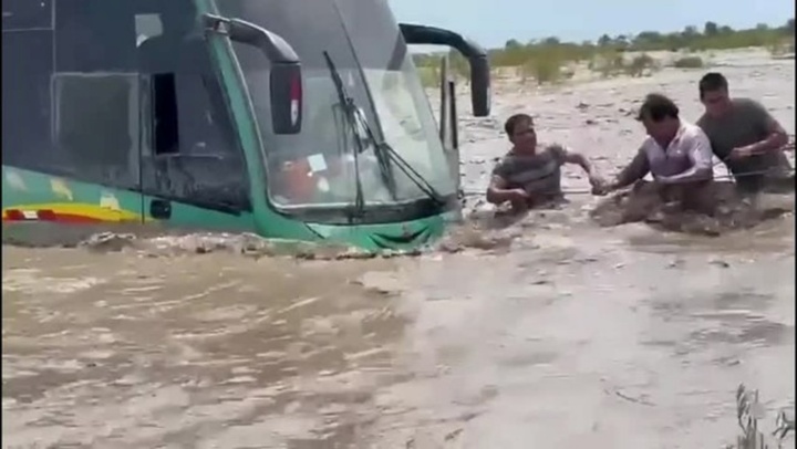 Clip: Nghẹt thở trước pha giải cứu 3 người trên xe buýt mắc kẹt giữa nước lũ