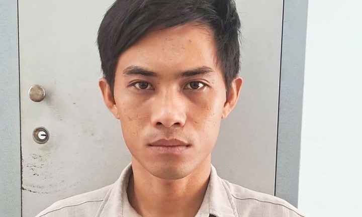 Nằm nhà bạn gái nhưng nhớ vợ cũ, nam thanh niên có pha 