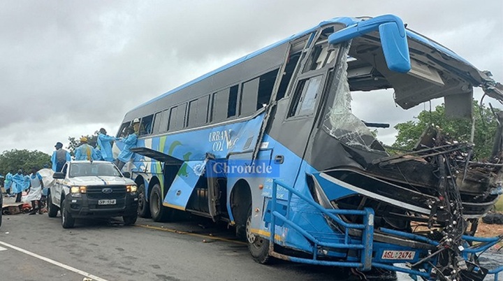 Clip: Xe buýt biến dạng hoàn toàn sau cú tông trực diện xe tải, hàng chục người thương vong