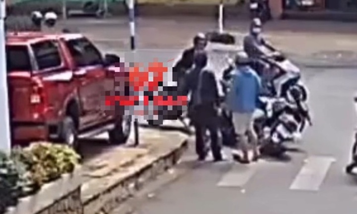 Phẫn nộ hai người đàn ông 