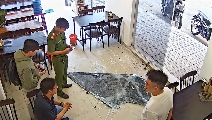 Clip: Nam thanh niên dùng chai rượu vang ném vỡ kính cường lực quán ăn ở TP.HCM