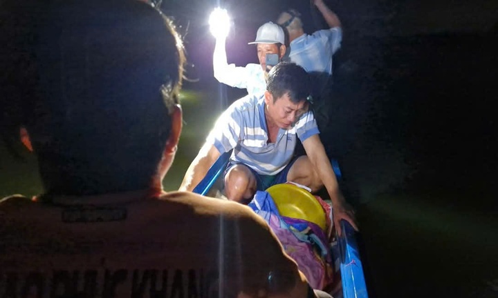 Xót xa cảnh người thân khóc nghẹn trước thi thể bé trai 5 tuổi đuối nước