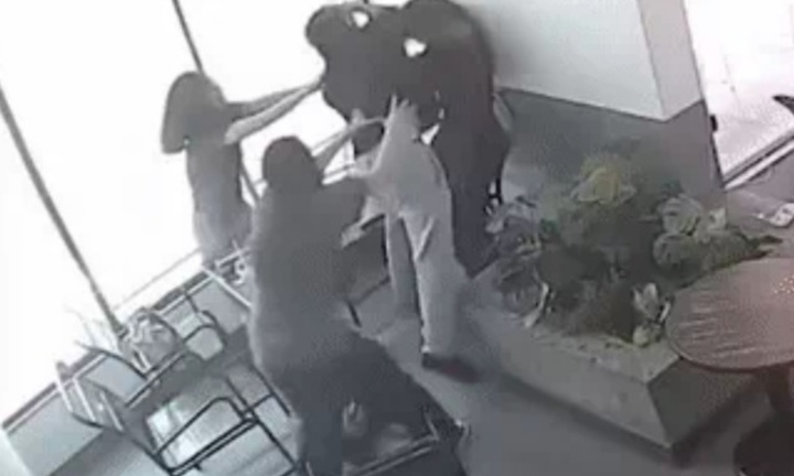 Khởi tố người đàn ông đánh dã man bạn gái ở quán cà phê TP.HCM