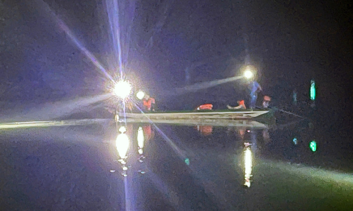 Tìm kiếm người đàn ông vác bao đá cảnh bơi qua sông, bị nước cuốn mất tích