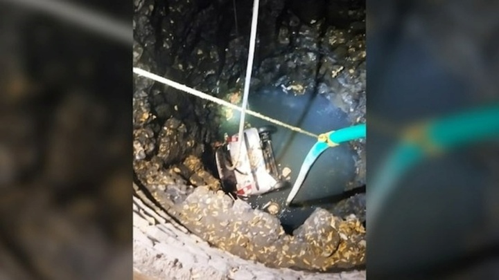 Nhầm chân ga, ô tô lao xuống giếng khiến toàn bộ người trên xe thiệt mạng