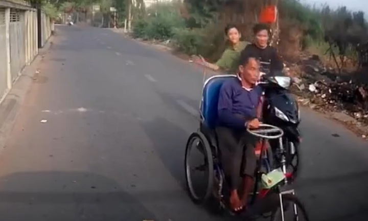 Clip: Phẫn nộ 2 thanh niên đi xe máy thẳng tay đánh vào đầu người tàn tật, CSGT vào cuộc xác minh
