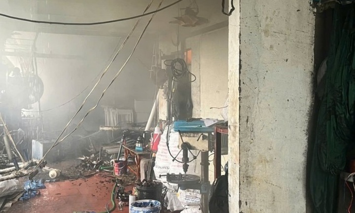 Cháy xưởng gia công cơ khí ở Hà Nội