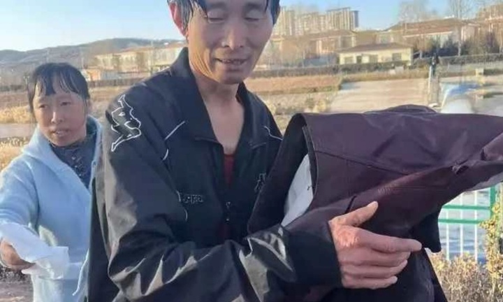 Người đàn ông bất chấp nguy hiểm, cứu 3 trẻ đang chới với giữa dòng nước lạnh giá rồi lặng lẽ rời đi