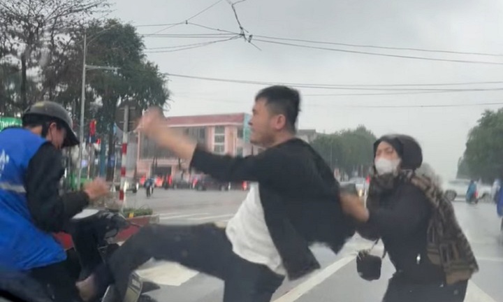 Vụ nam sinh lớp 11 mặc áo shipper bị đánh tới tấp ở Nghệ An: Hé lộ nguyên nhân ban đầu