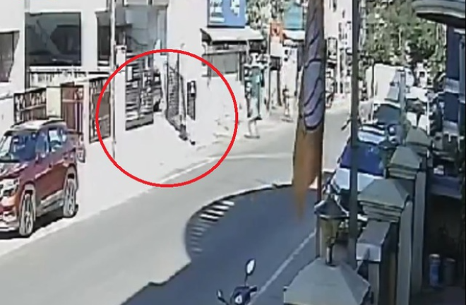 Clip: Cổng nhà bất ngờ đổ sập, đè bé gái 7 tuổi tử vong trước mặt người cha