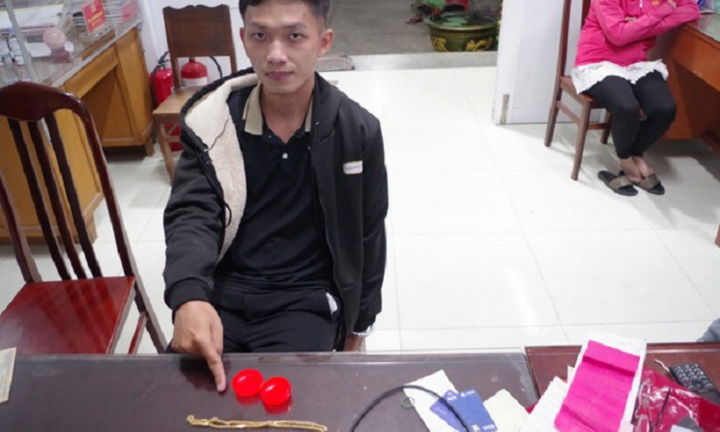 Bắt nam thanh niên chuyên đem vàng giả đến tiệm cầm đồ giở trò lừa đảo