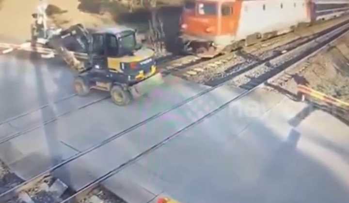 Clip: Kinh hoàng tàu hỏa húc văng xe đào đất mắc kẹt trên đường ray xuống ruộng 