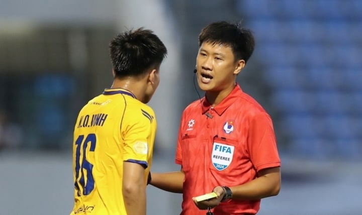 Sau trận “bão” VAR, Quảng Nam FC đề nghị VFF loại trọng tài Nguyễn Mạnh Hải