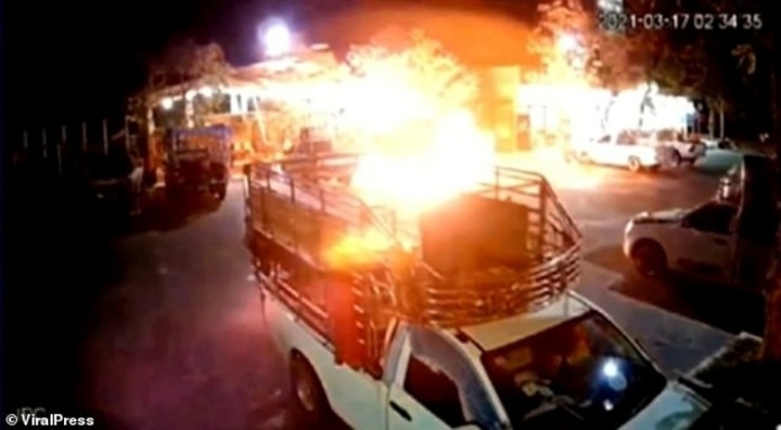 Thấy vợ cũ trên ô tô cùng tình mới, người đàn ông tức giận ném bom xăng, lửa bùng dữ dội