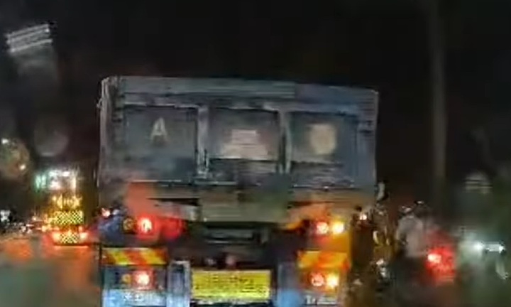 Clip: Đứng tim cảnh xe tải chuyển làn ẩu, ép 2 xe máy vào lề đường cao tốc, nạn nhân văng ra xa